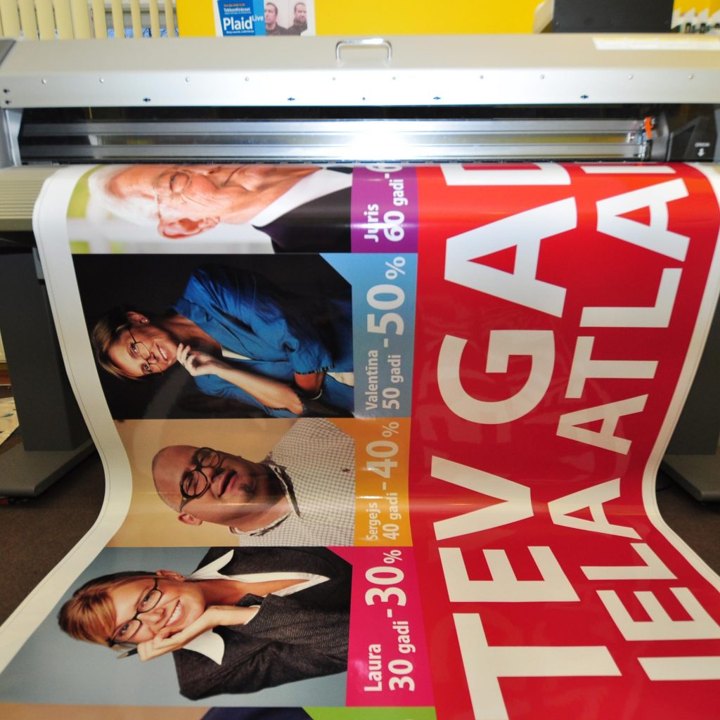 استیکر چیست؟